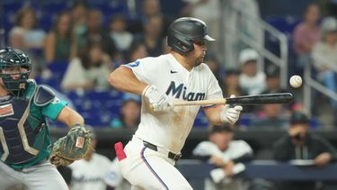 Jakob Marsee, de los Marlins de Miami, toca la pelota durante la octava entrada de un partido de béisbol contra los Marineros de Seattle, el martes 7 de julio de 2026, en Miami. (Foto AP/Marta Lavandier)