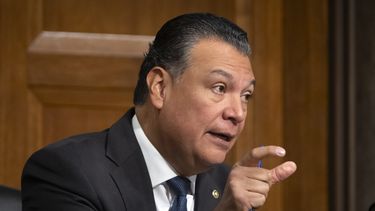El senador Alex Padilla, demócrata de California, habla durante una audiencia de la Comisión de Asuntos Jurídicos del Senado en el Capitolio, el martes 10 de diciembre de 2024, en Washington. (AP foto/Mark Schiefelbein)