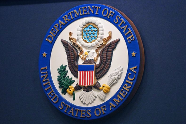 El sello del Departamento de Estado se ve en el atril de la sala de prensa del departamento en Washington, 31 de enero de 2022. (Mandel Ngan, Pool vía AP, Archivo)