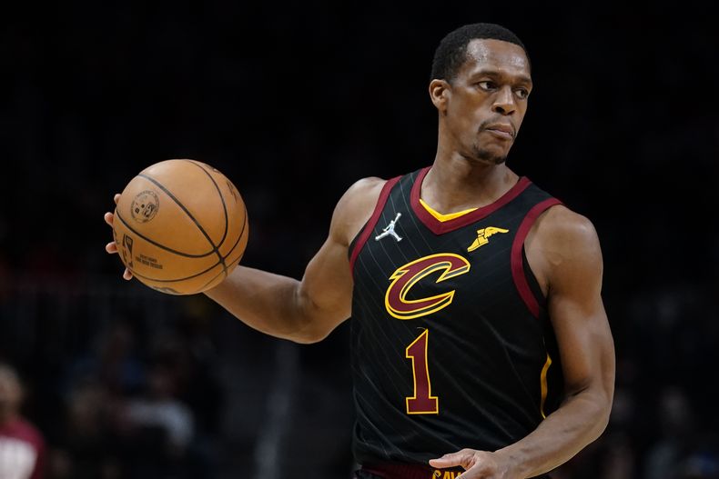 ARCHIVO - El escolta de los Cavaliers de Cleveland, Rajon Rondo (1), en un juego contra los Hawks de Atlanta durante la segunda mitad de un partido de baloncesto de la NBA, el martes 15 de febrero de 2022, en Atlanta. El dos veces campeón de la NBA fue arrestado el domingo 28 de enero de 2024 en el sur de Indiana por cargos menores de armas y drogas. (AP Foto/John Bazemore, Archivo)