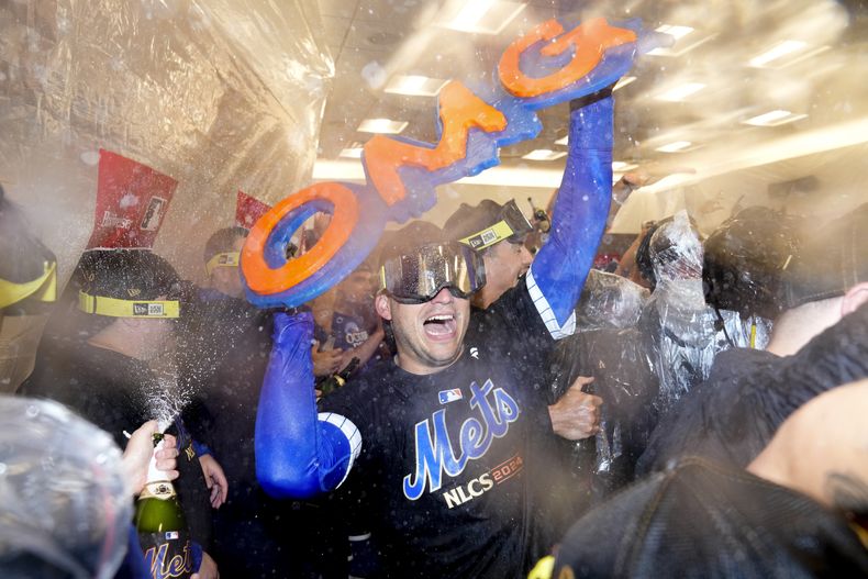 Los Mets de Nueva York festejan en el vestuario luego de derrotar a los Filis de Filadelfia en la serie divisional de la Liga Nacional, el miércoles 9 de octubre de 2024 (AP Foto/Frank Franklin II)