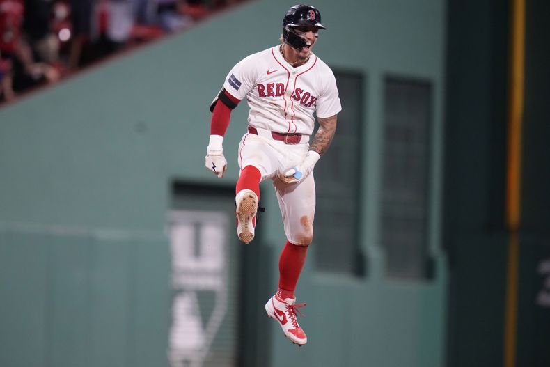 Jarren Duran, de los Medias Rojas de Boston, celebra después de pegar sencillo productor en la parte baja de la novena, con el que su equipo derrotó en Fenway Park a los Azulejos de Toronto el lunes 24 de junio de 2024, en Toronto. (AP Foto/Charles Krupa)