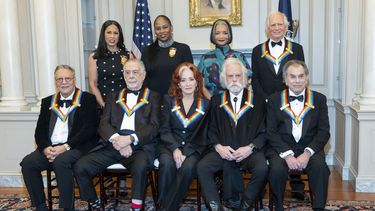Al frente, de izquierda a derecha, los galardonados con los premios Kennedy Center, Arturo Sandoval, Francis Ford Coppola, Bonnie Raitt, Bobby Weir, Mickey Hart; en la segunda fila, de izquierda a derecha, Michelle Ebanks, Kamilah Forbes, Jonelle Procope, y Billy Kreutzmann, posan para una fotografía el sábado 7 de diciembre de 2024, en Washington. (AP Foto/Kevin Wolf)