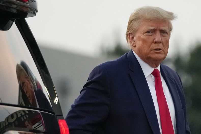 El expresidente Donald Trump se dirige a hacer declaraciones a la prensa antes de partir del aeropuerto internacional Atlanta Hartsfield-Jackson, en Atlanta, el jueves 24 de agosto de 2023. (AP Foto/Alex Brandon)