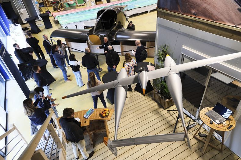 El pionero suizo de la aviación Bertrand Piccard habla sobre el Climate Impulse, una aeronave propulsada por hidrógeno líquido, en una presentación del proyecto ante la prensa en un hangar, el jueves 13 de febrero de 2025, en Les Sables dOlonne, Francia. (AP Foto/Yohan Bonnet)