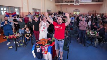 Un grupo de personas festeja al mirar por la TV desde Sombor, Serbia, el quinto partido de las Finales de la NBA, entre los Nuggets de Denver y el Heat de Miami (AP Foto/Darko Vojinovic)