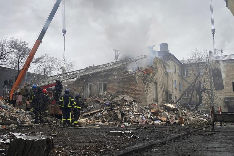 En esta foto provista por el Ihor Moroz, jefe de la Administración Militar Regional de Donetsk, rescatistas trabajan en la escena de un edificio dañado por el cañoneo, en Novogrodivka, Ucrania, 30 de noviembre de 2023. (Ihor Moroz, jefe de la Administración Militar Regional de Donetsk via AP)