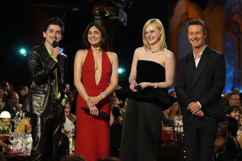 Timothee Chalamet, de izquireda a derecha, Monica Barbaro, Elle Fanning, y Edward Norton hablan sobre A Complete Unknown en la 31ª edición anual de los Premios SAG el domingo 23 de febrero de 2025 en el Shrine Auditorium de Los Ángeles. (Foto AP/Chris Pizzello)
