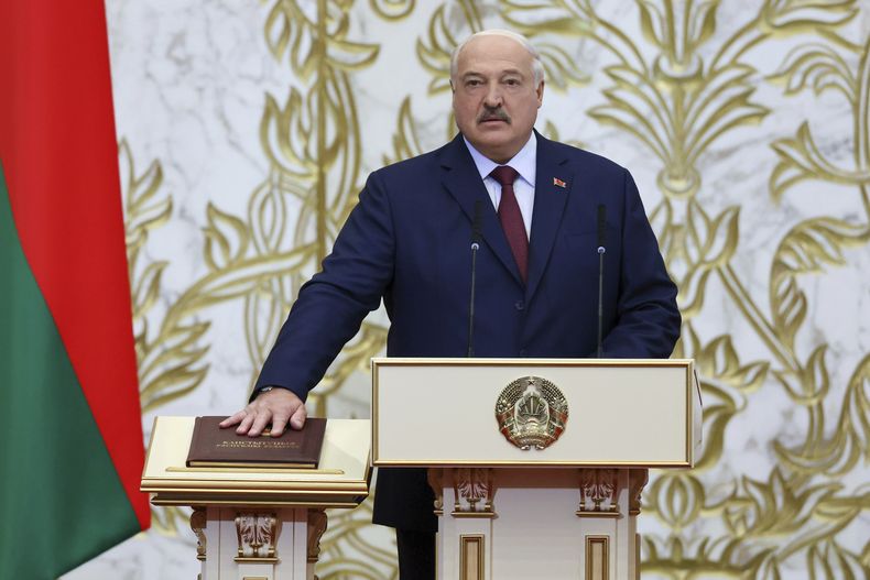En la imagen, publicada por el Servicio de Prensa de la Presidencia de Bielorrusia, el presidente bielorruso Alexander Lukashenko presta juramento en su ceremonia de investidura en el Palacio de la Independencia en Minsk, Bielorrusia, el martes 25 de marzo de 2025. (Servicio de Prensa de la Presidencia de Bielorrusia vía AP)
