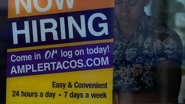 ARCHIVO - Un cartel de Se busca personal se exhibe en un restaurante en Niles, Illinois, el jueves 14 de mayo de 2026. (Foto AP/Nam Y. Huh, archivo)