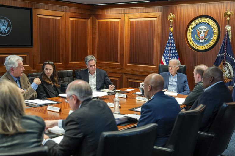 En esta imagen proporcionada por la Casa Blanca, el presidente Joe Biden, junto con miembros de su equipo de seguridad nacional, recibe una actualización sobre el ataque de Irán a Israel, en la Sala de Crisis de la Casa Blanca, el sábado 13 de abril de 2024, en Washington. De izquierda a derecha, frente a Biden, están: William Burns, director de la CIA; Avril Haines, directora de Inteligencia Nacional; el secretario de Estado, Antony Blinken, y el asesor de Seguridad Nacional, Jake Sullivan. (Adam Schultz/La Casa Blanca vía AP)