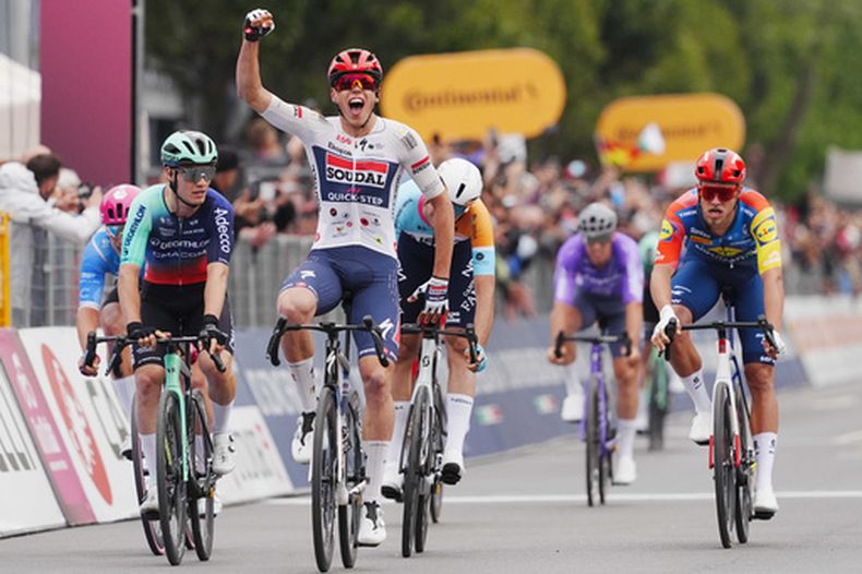 El francés Paul Magnier, centro, cruza la meta para ganar la etapa inaugural del Giro de Italia, entre Nessebar y Brujas, Bulgaria, el viernes 8 de mayo de 2026. (Massimo Paolone/LaPresse via AP)