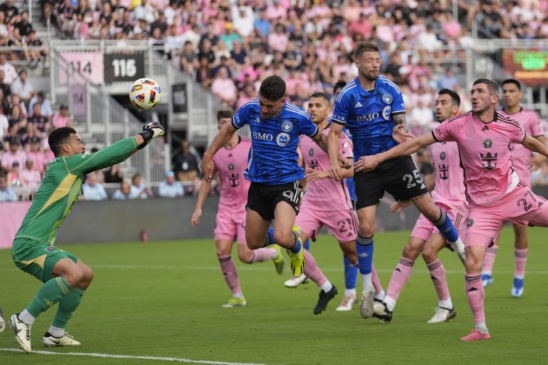 Matias Coccaro (9), delantero del CF Montreal, anota un gol superando al portero del Inter Miami, Drake Callender, durante el segundo tiempo del partido de fútbol de la MLS, el domingo 10 de marzo de 2024, en Fort Lauderdale, Florida. (AP Foto/Rebecca Blackwell)
