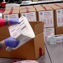 ARCHIVO - Un trabajador electoral empaqueta papeletas escrutadas en una oficina del condado de Maricopa, el miércoles 9 de noviembre de 2022, en Phoenix. (AP Foto/Matt York, Archivo)