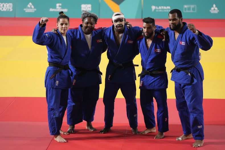 El equipo de Cuba tras ganar la competencia mixta de judo de los Juegos Panamericanos en Santiago, Chile, el martes 31 de octubre de 2023. (AP Foto/Eduardo Verdugo)