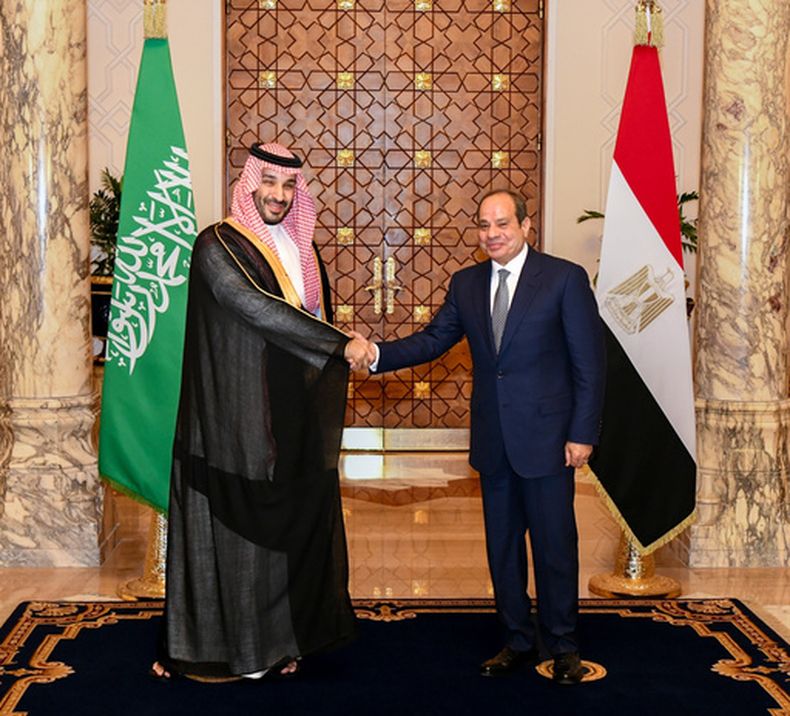En esta imagen, distribuida por la oficina de prensa de la presidencia de Egipto, el príncipe heredero de Arabia Saudí, Mohammed bin Salman (izquierda), y el presidente de Egipto, Abdel-Fattah el-Sissi, se dan la mano en el Palacio Presidencial en El Cairo, Egipto, el 15 de septiembre de 2026. (Oficina de prensa de la presidencia de Egipto vía AP)
