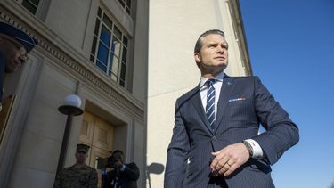 El secretario de Defensa de Estados Unidos, Pete Hegseth, llega al Pentágono, el lunes 27 de enero de 2025 en Washington. (AP Foto/Kevin Wolf)