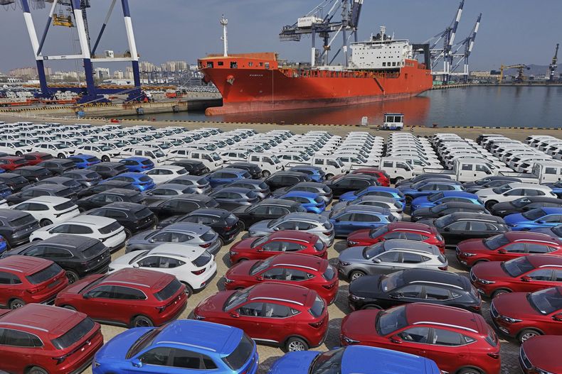 Vista aérea de una terminal para envío de vehículos en Yantai, el jueves 3 de abril de 2025, en la provincia oriental de Shandong, China. (Chinatopix vía AP) NO PUBLICAR EN CHINA