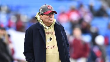 ARCHIVO - El dueño de los Redskins de Washington, Daniel Snyder, espera el inicio el partido ante los Bills de Buffalo, el 3 de noviembre de 2019, en Orchard Park, Nueva York (AP Foto/Adrian Kraus, archivo)