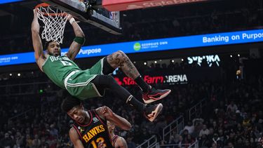 Jayson Tatum, de los Celtics de Boston, consigue una clavada en la primera mitad del sexto juego de la serie de playoffs de primera ronda en la Conferencia Este ante los Hawks de Atlanta, el jueves 27 de abril de 2023, en Atlanta. (AP Foto/Brynn Anderson)