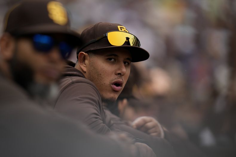 Manny Machado, de los Padres de San Diego, observa desde la caseta durante la séptima entrada del juego de béisbol en contra de los Reales de Kansas City, el miércoles 17 de mayo de 2023, en San Diego. (AP Foto/Gregory Bull)