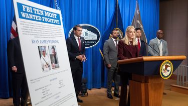 La secretaria de Justicia Pam Bondi junto a un cartel con la información del prófugo canadiense Ryan James Wedding durante una conferencia de prensa en el Departamento de Justicia, el miércoles 19 de noviembre de 2025, en Washington. (AP Foto/Mark Schiefelbein)