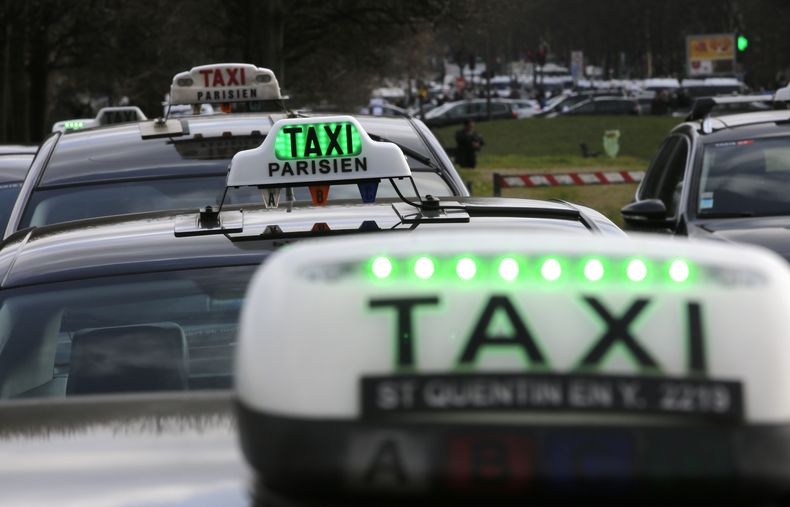 Taxis estacionados durante un bloqueo de taxistas en París, el 26 de enero de 2016. (AP Foto/Christophe Ena, Archivo)