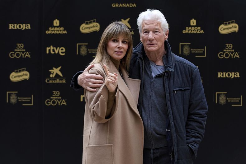 El actor Richard Gere y su esposa Alejandra Silva posan durante una conferencia de prensa antes de la ceremonia de los Premios Goya de Cine en Granada, España, el viernes 7 de febrero de 2025. Richard Gere recibirá el premio Goya Internacional 2025. (Foto AP/Fermin Rodriguez)