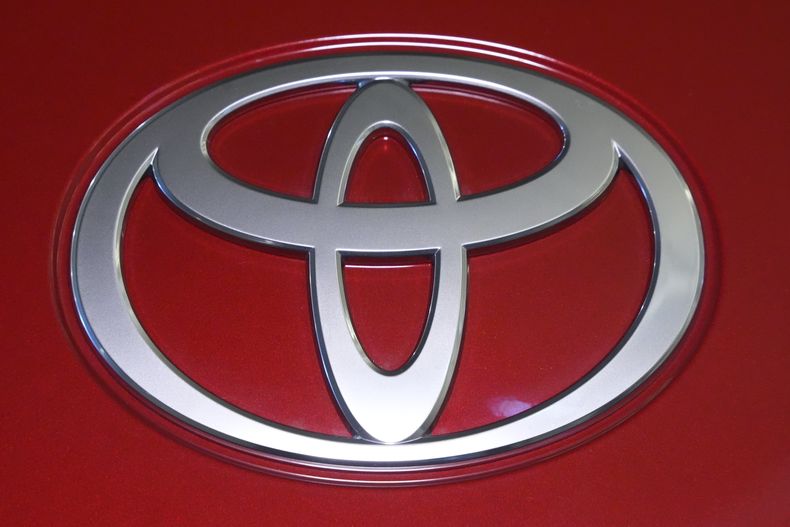 ARCHIVO – El logotipo de Toyota en el capó de un auto Toyota Camry 2025 en exhibición en el Salón Internacional del Automóvil de Pittsburgh, en Pittsburgh, el 14 de febrero de 2025. (AP Foto/Gene J. Puskar, Archivo)