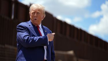 El entonces candidato Donald Trump cerca de la frontera con México en Sierra Vista, Arizona, el 22 de agosto del 2024. (AP foto/Evan Vucci)