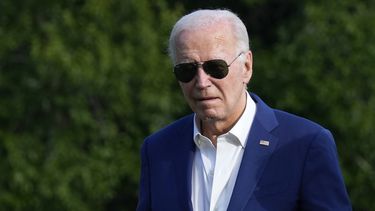 El presidente Joe Biden camina por el jardín sur de la Casa Blanca en Washington, el domingo 7 de julio de 2024, después de regresar de un viaje a Pensilvania. (Foto AP/Susan Walsh)