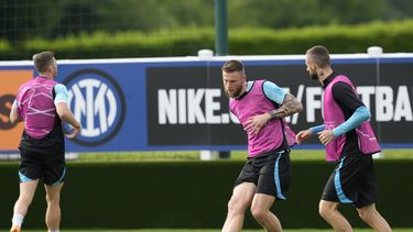 Milan Skriniar del Inter de Milan entrena con sus compañeros en una sesión abierta a la prensa el lunes 5 de junio del 2023 antes de la final de la Liga de Campeones el sábado ante el Manchester City. (AP Foto/Antonio Calanni)