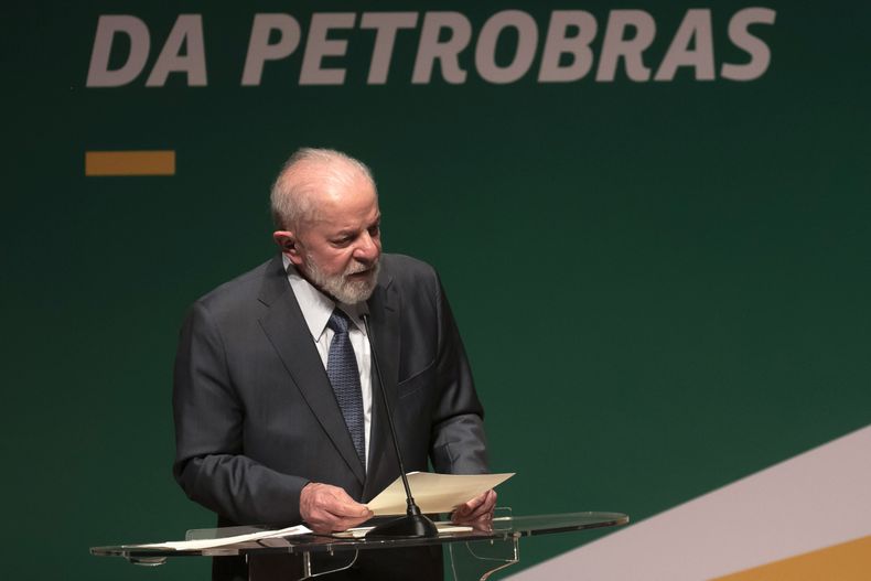 ARCHIVO - El presidente de Brasil, Luiz Inácio Lula da Silva, habla durante la ceremonia de toma de posesión del nuevo presidente de la petrolera estatal Petrobras, en Río de Janeiro, Brasil, el 19 de junio de 2024. (AP foto/Bruna Prado, archivo)