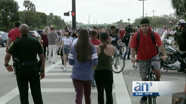 dos semanas despues de la masacre los estudiantes de stoneman douglas regresan a clases