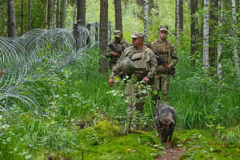 Guardas fronterizos ucranianos patrullan la frontera entre Ucrania y Bielorrusia en una ubicación no revelada, el 7 de julio de 2026. (AP Foto/Efrem Lukatsky)