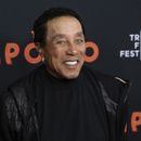 ARCHIVO - Smokey Robinson asiste a la proyección de The Apollo durante el Festival Cinematográfico Tribeca de 2019, el 24 de abril de 2019, en Nueva York. (Foto de Charles Sykes/Invision/AP, archivo)