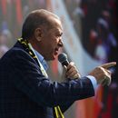 En foto del 30 de abril del 2023, el presidente de Turquía y candidato en la reelección presidencial Recep Tayyip Erdogan da un discurso de campaña en Ankara. (AP Foto/Ali Unal)