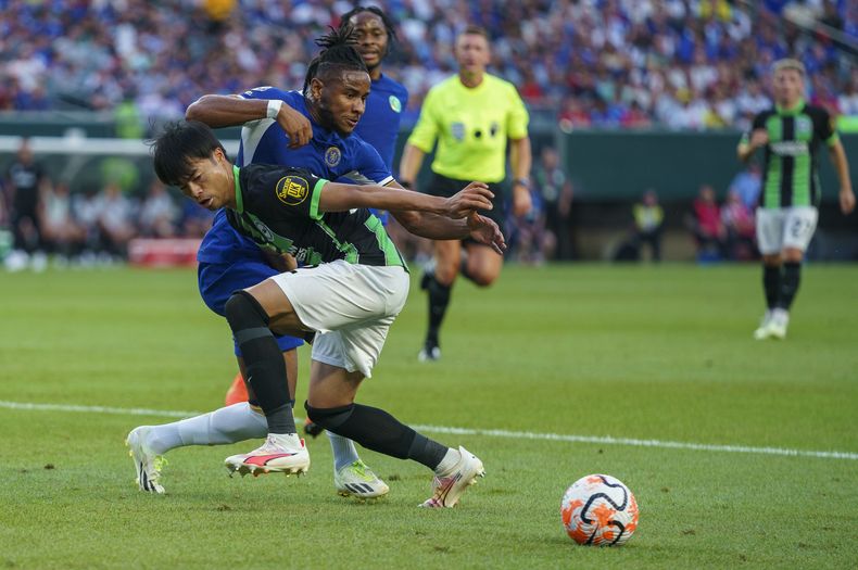 Kaoru Mitoma (izquierda) pierde el control del balón ante Christopher Nkunku (derecha) de Chelsea en un partido amistoso, el sábado 22 de julio de 2023, en Filadelfia. (AP Foto/Chris Szagola)