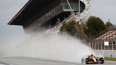 ARCHIVO - Foto del 25 de febrero del 2023, el australiano Daniel Ricciardo maneja el monoplaza en las pruebas de la F1 en la pista de Cataluña. El martes 11 de julio del 2023, Ricciardo vuelve a F1 con AlphaTauri. (AP Foto/Joan Monfort)