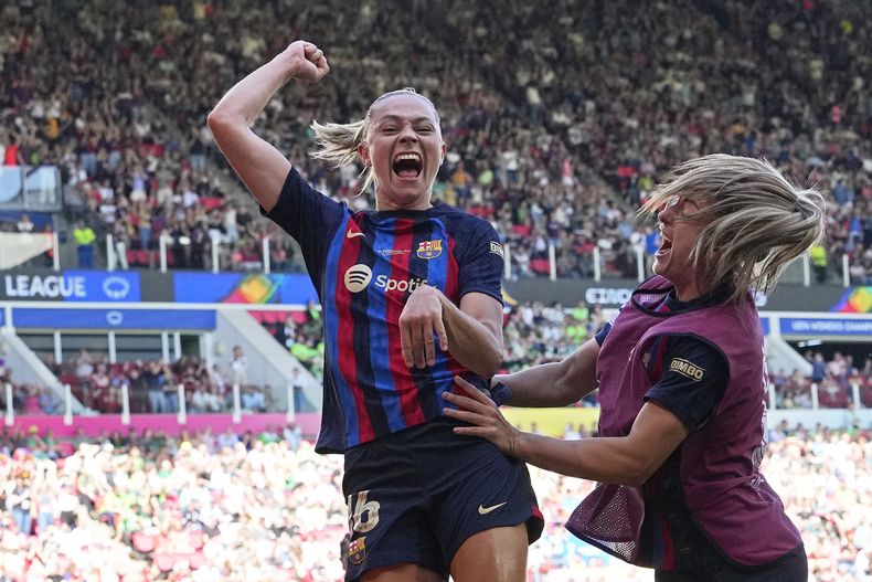 Fridolina Rolfö del Barcelona celebra tras anotar el tercer gol de su equipo en la final de la Liga de Campeones femenina ante el Wolfsburg el sábado 3 de junio del 2023 en el Estadio del PSV en Eindhoven, Países Bajos. (AP Foto/Martin Meissner)