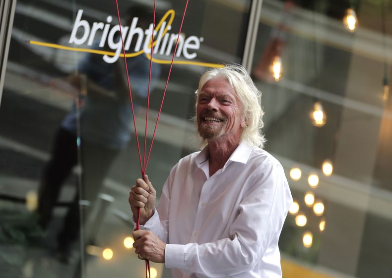 Richard Branson, propietario de Virgin Group, durante una ceremonia de nombramiento de la estación de tren Brightline, que pasará a llamarse Virgin Miami Central, en Miami el 4 de abril de 2019. (Foto AP/Lynne Sladky, Archivo)
