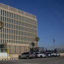 Foto tomada el 4 de enero de 2023 de la embajada estadounidense en La Habana. (Foto AP/Ismael Francisco)