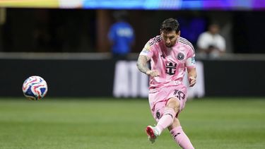 Lionel Messi anota de tiro libre el segundo gol del Inter Miami ante el FC Porto en el Mundial de Clubes, el jueves 19 de junio de 2025, en Atlanta. (AP Foto/Brynn Anderson)
