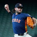ARCHIVO - Foto del 19 de junio del 2026, Lance McCullers Jr. de los Astros de Houston lanza ante los Guardianes de Cleveland. (AP Foto/Kevin M. Cox, Archivo)