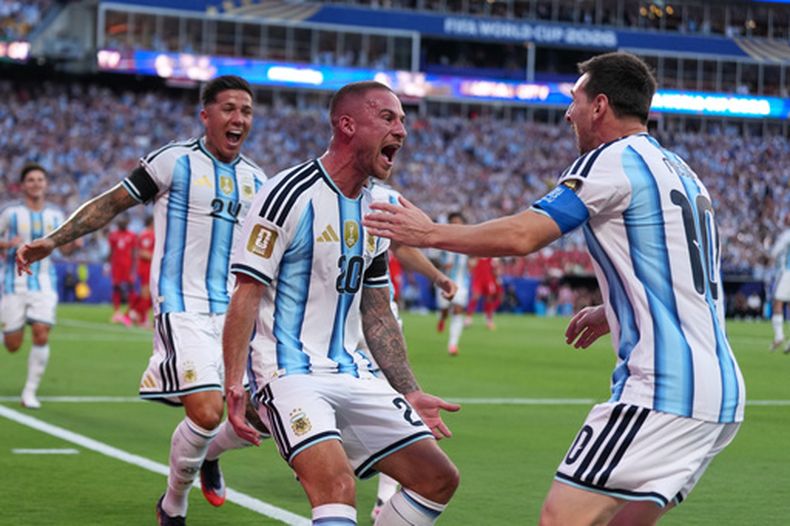 Alexis Mac Allister (centro) festeja con Lionel Messi tras marcar el primer gol de Argentina en la victoria 3-1 ante Suiza en los cuartos de final de la Copa del Mundo, el sábado 11 de julio de 2026 en Kansas City, Missouri (AP Foto/Abbie Parr)