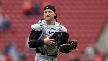 Rojos ganan; VanMeter improvisa como catcher de Piratas