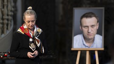 ARCHIVO - Yulia Navalnaya, viuda del líder opositor ruso Alexei Navalny, camina ante la foto de su marido tras encender una vela al final de un servicio en su memoria por su cumpleaños, en la iglesia de Santa María de Berlín, el 4 de junio de 2024. (Christoph Gollnow/dpa/dpa via AP, Archivo)
