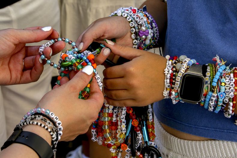 Swifties intercambian pulseras de la amistad en el centro de la ciudad de Viena el jueves 8 de agosto de 2024. Los organizadores de tres conciertos de Taylor Swift en un estadio de Viena los cancelaron el miércoles después de dos arrestos por un aparente complot para realizar un ataque contra un evento masivo en el área de Viena como los conciertos. (Foto AP/Heinz-Peter Bader)