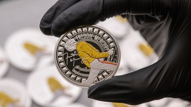 Esta fotografía, proporcionada por la Casa Real de Moneda el 15 de noviembre de 2025, muestra una moneda del Reino Unido para celebrar a uno de los más grandes artistas de todos los tiempos, Freddie Mercury. (Royal Mint via AP)