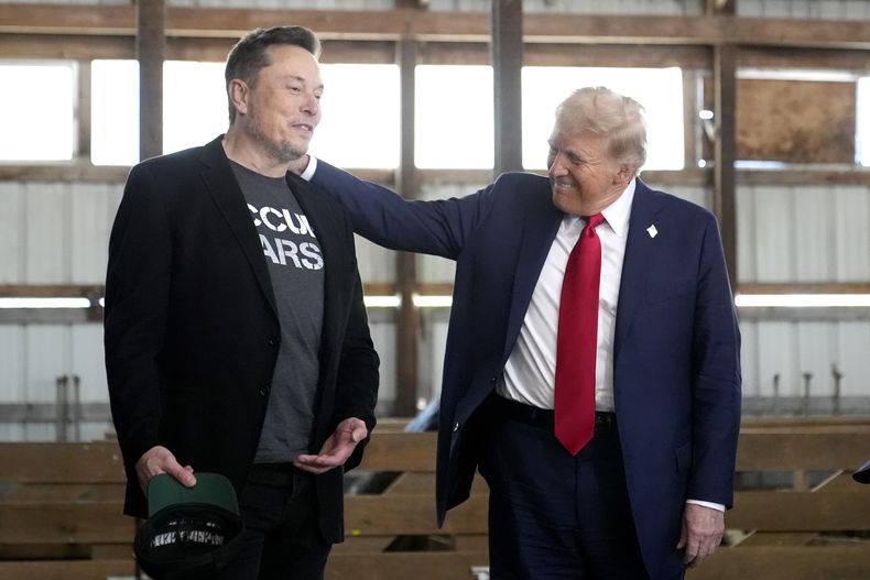 ARCHIVO - Elon Musk, izquierda, CEO de Tesla y SpaceX, se presenta en un acto de campaña de Donald Trump, entonces candidato republicano a la presidencia, el 5 de octubre de 2024, en Butler, Pensilvania. (AP Foto/Alex Brandon, archivo)